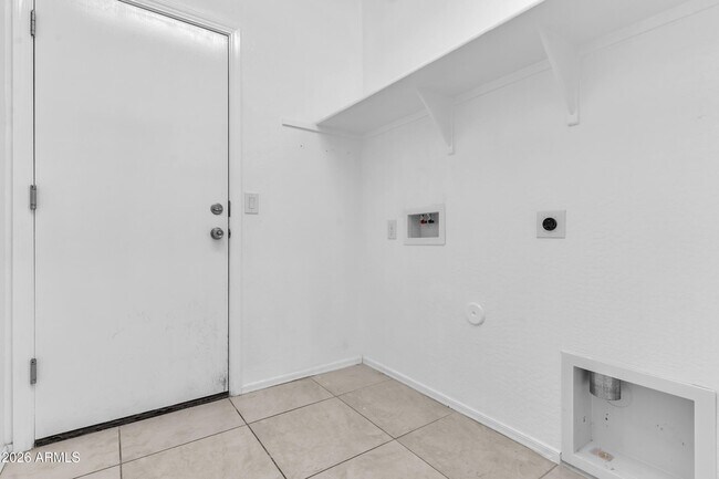 Building Photo - 2354 E Bellerive Dr