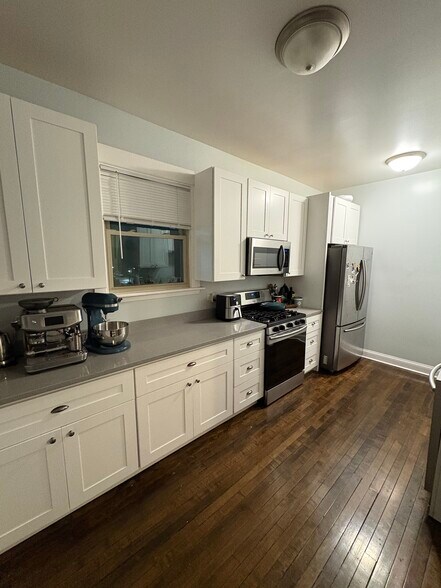 Building Photo - 4211 N Oakley Ave