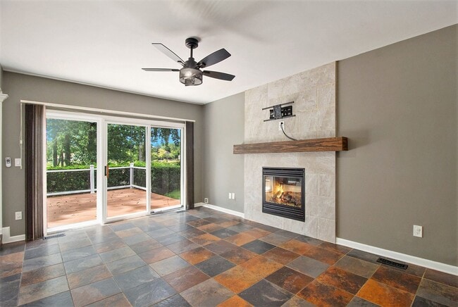 Building Photo - CLASSIC COLONIAL ELEGANCE WITH LAKESIDE SE...