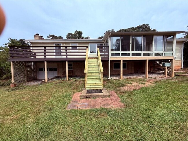 Building Photo - 1106 Lincoln Dr