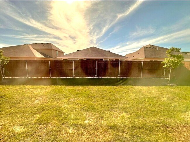 Building Photo - 2330 Hydrangea Dr