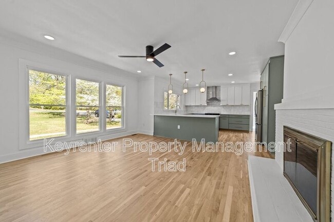 Building Photo - 3807 W Friendly Ave