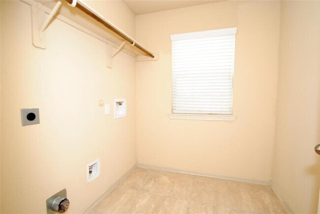 Building Photo - 2703 Alvar Dr