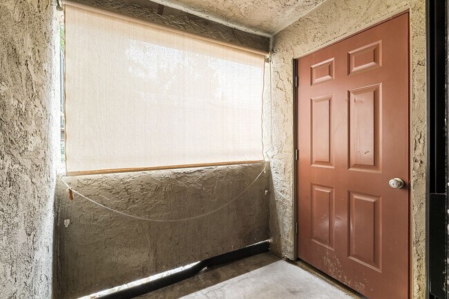 Building Photo - $200 Off First Months Rent! Cozy 3-Bedroom...