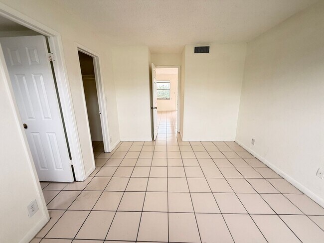 Building Photo - One-bedroom for rent in Pompano Beach
