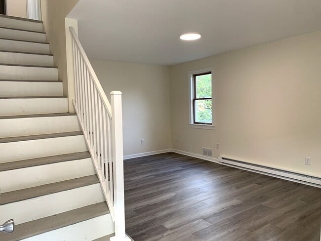 Building Photo - Newly renovated 4 bed/2.5 bath single fami...