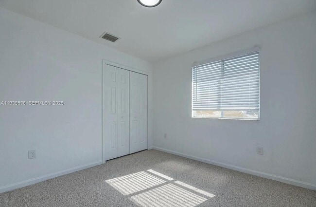 Building Photo - 1441 SE 24th Ct