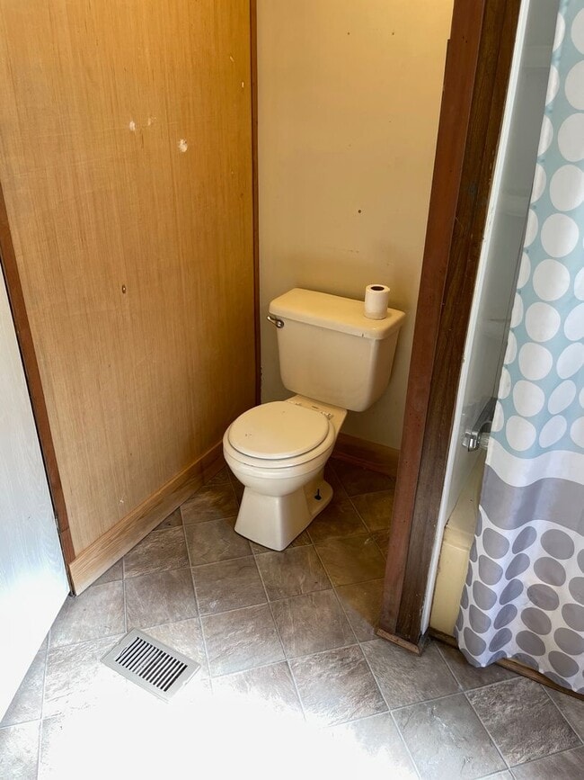 Building Photo - 3 bed, 2 bath, mobile home $800 month, $80...