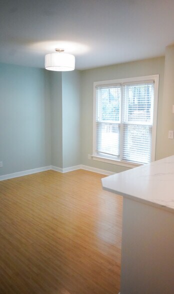 Building Photo - 3801 Lake Point Cir