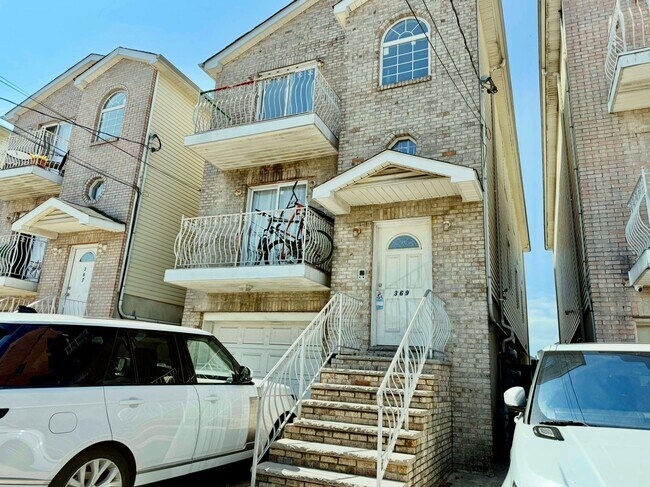 Primary Photo - 369 Danforth Ave