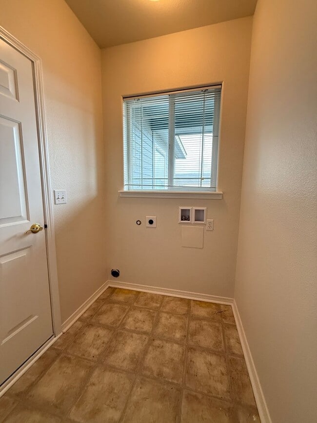 Building Photo - 3 bed, 2 bath Single Level Home