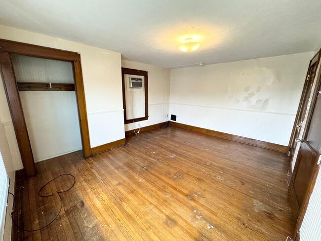 Building Photo - 4 Bedroom/ 2 Bathroom House - Downtown - A...