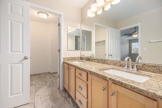 Building Photo - Bright & Spacious End-Unit Townhome with High Ceilings, Fireplace and over 1500 sqft of Living Sp...