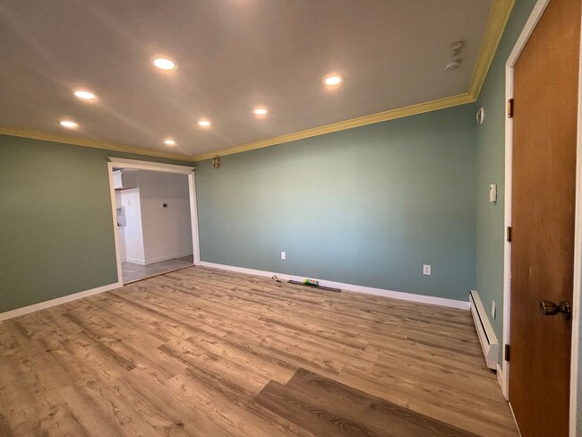 Building Photo - 2 Bedroom / 1 Bathroom / Washer & Dryer in...