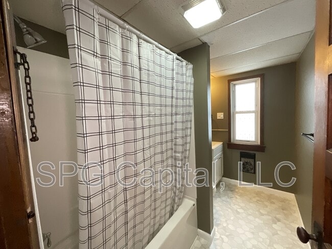 Building Photo - 727 N Pitt St