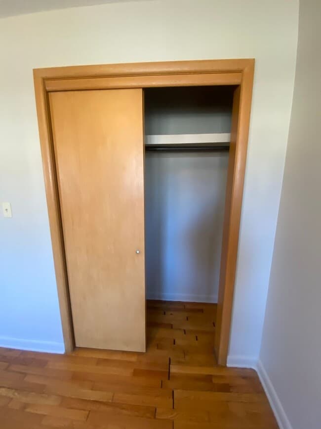 Building Photo - 2 bedroom 1.5 bath charming home