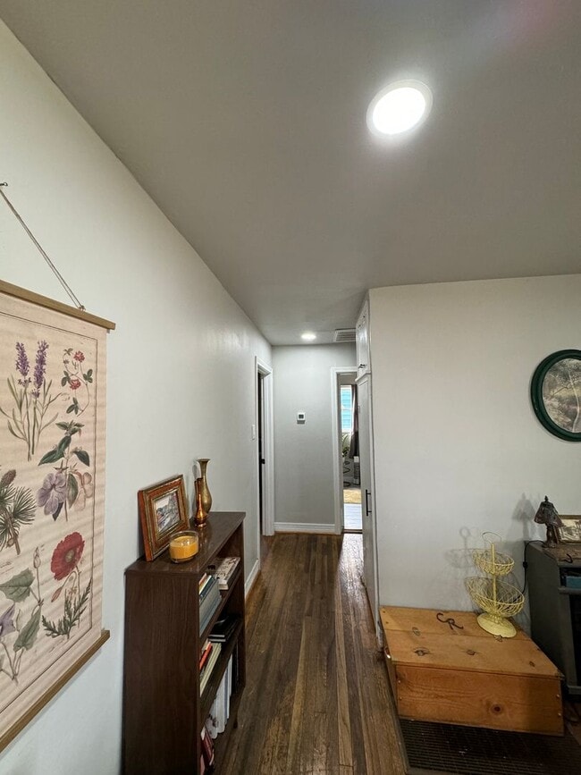 Building Photo - Adorable 2/1/1 CH/A updated!!! walking dis...