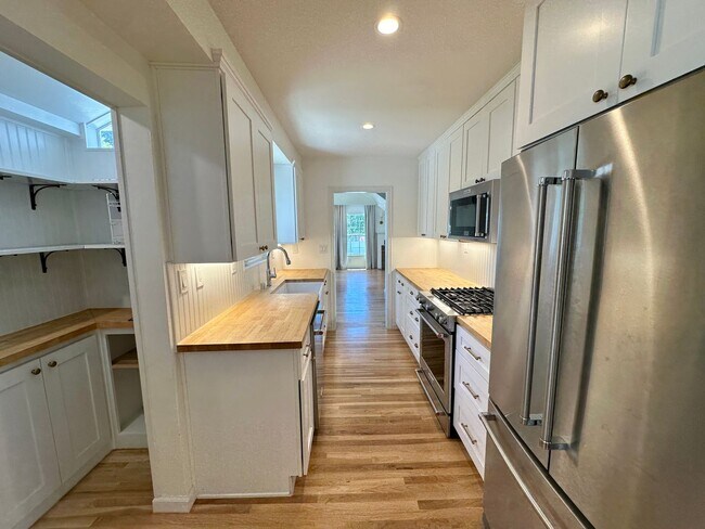 Building Photo - Bright & Modern Two-Story Home with Stunni...