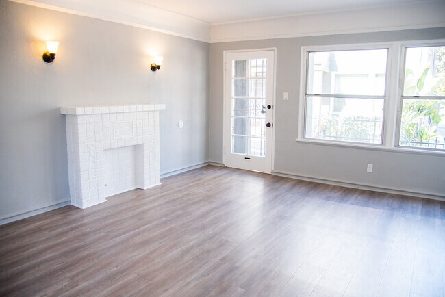 Building Photo - 372 Loma Dr