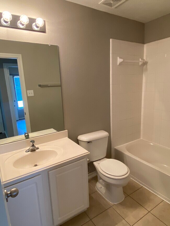 Building Photo - 17234 Oakwood Chase Dr