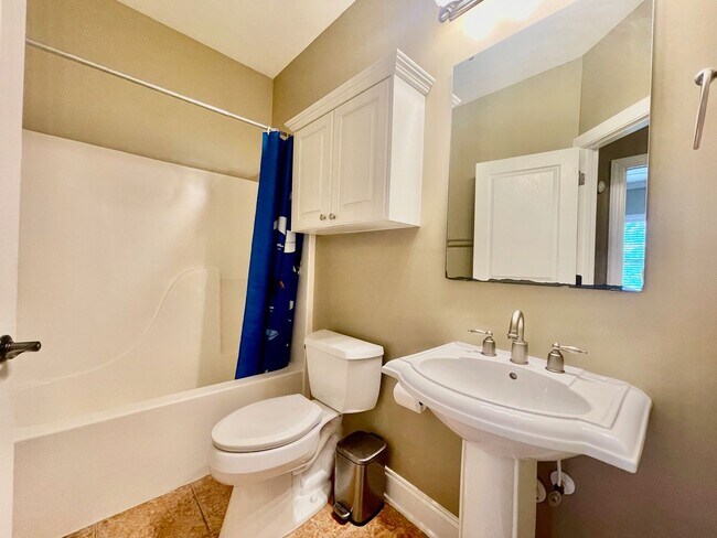 Building Photo - 3 Bedroom 2.5 Bath in the Vista