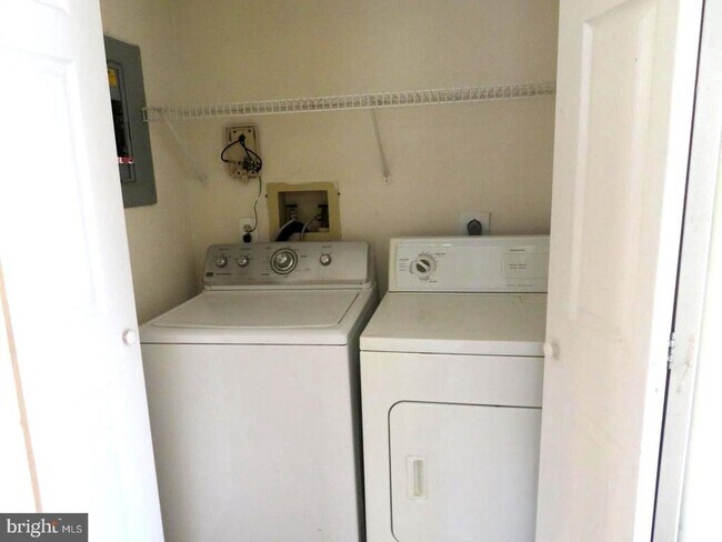 Building Photo - 208 Foxmeadow Dr