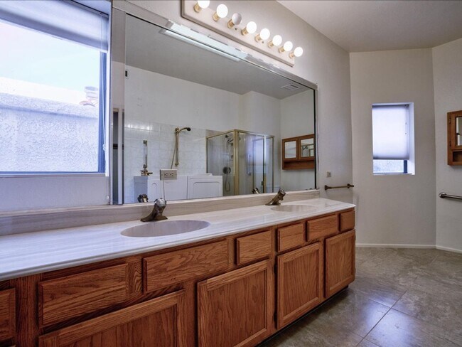 Building Photo - 3 Bedroom 2 Bathroom with Community Pool!!