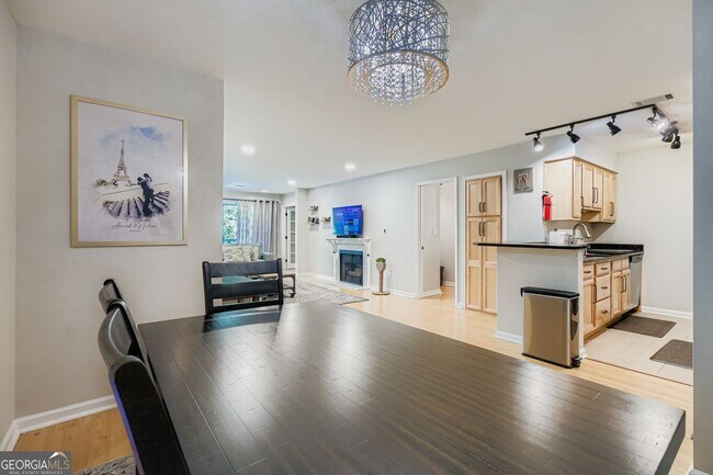 Building Photo - 3302 Pine Heights Dr NE