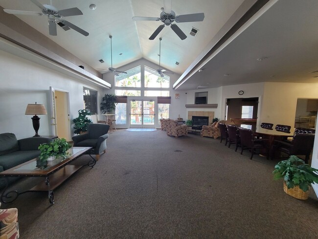 Building Photo - Gorgeous Henderson Condo with garage!
