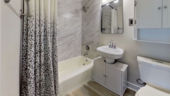 Building Photo - Renovated Unit in an excellent location!!