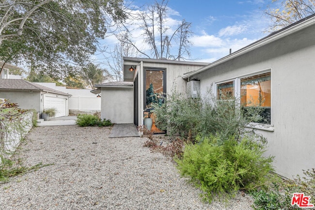 Building Photo - 3935 Kentucky Dr