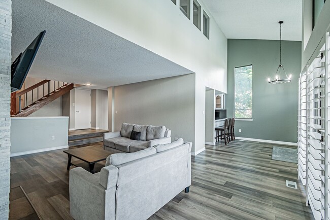 Building Photo - 9866 E Maplewood Cir