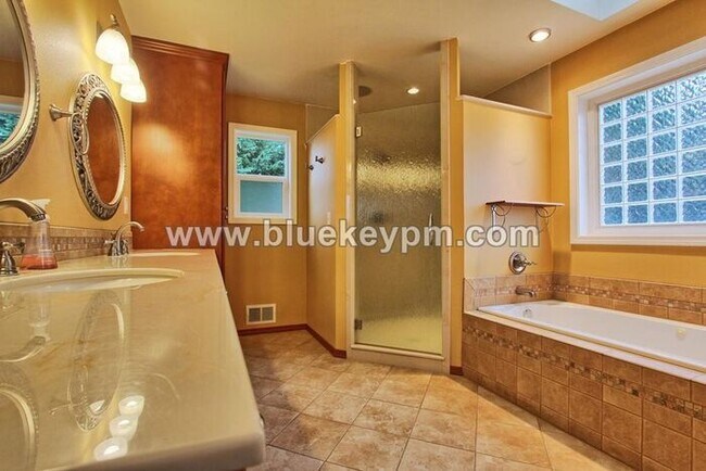 Building Photo - 3 Bed, 3 Bath Home with a LARGE 1/2 Acre Yard and Deck, Boathouse and 2 Bonus Rooms