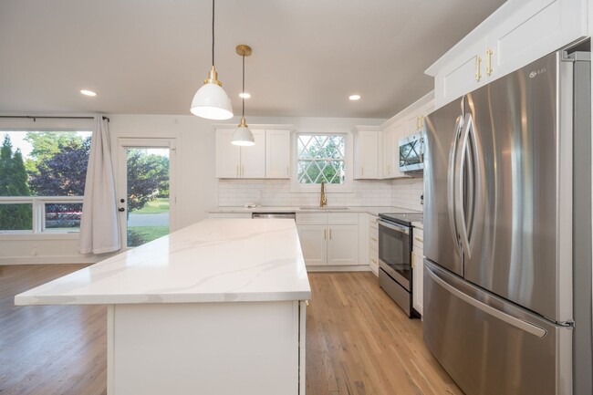 Building Photo - **ABSOLUTELY STUNNING TOP-TO-BOTTOM RENOVA...