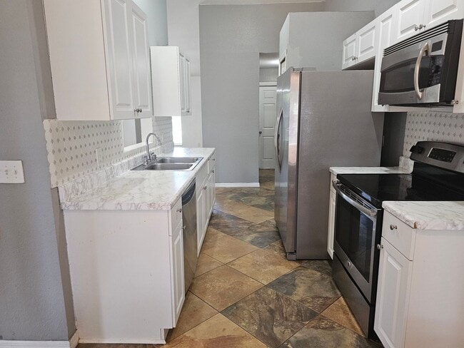 Building Photo - BEAUTIFUL 3 BED / 2 / BATH /2 CAR GARAGE (...
