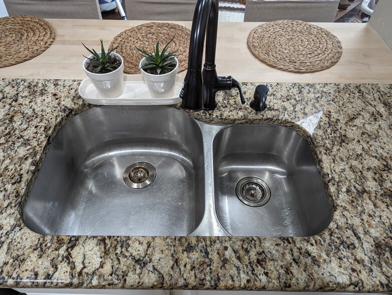 Double sink to wash and dry your dishes - 842 S Vance St