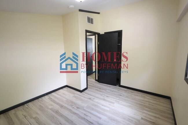 Building Photo - Three Bedroom | Detached Garage
