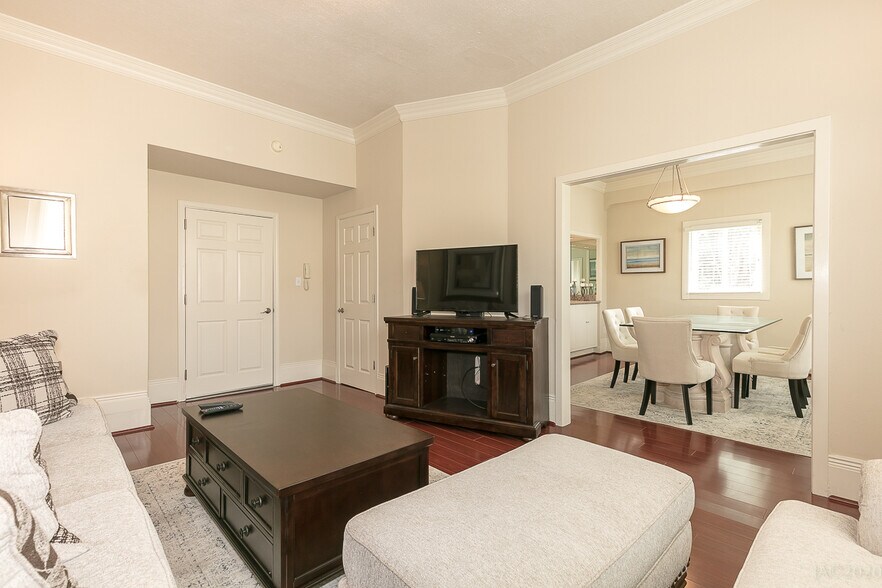 Corner view of entry to Dining Room - 2765 Lombard St