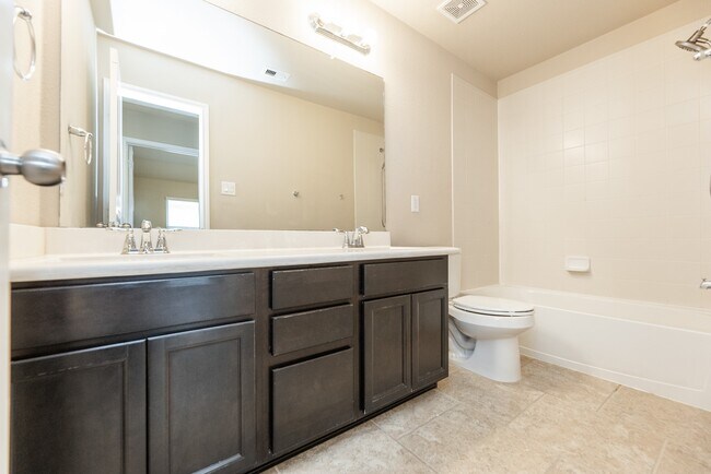 Building Photo - 2414 Garden Falls Dr