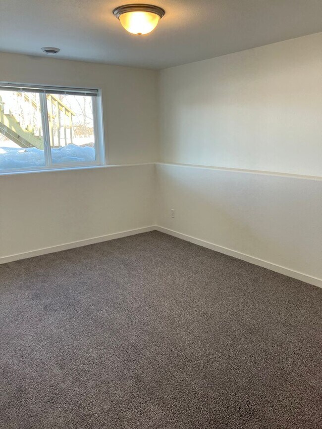 Building Photo - 4 Bed  3 Bath Twin Home