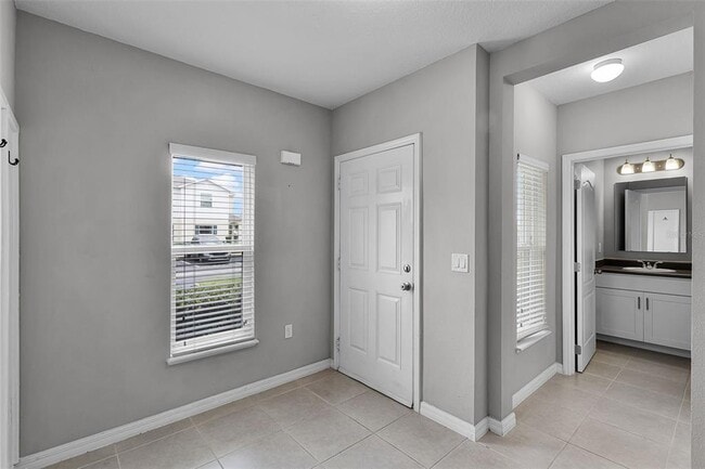 Building Photo - 228 Primrose Dr