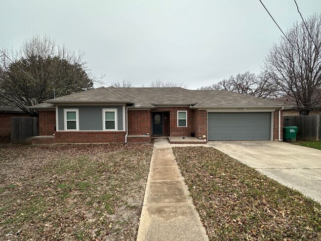 Building Photo - 809 Audra Ln