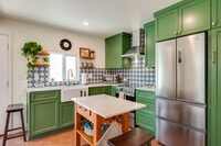 Building Photo - 667 Del Mar Ave