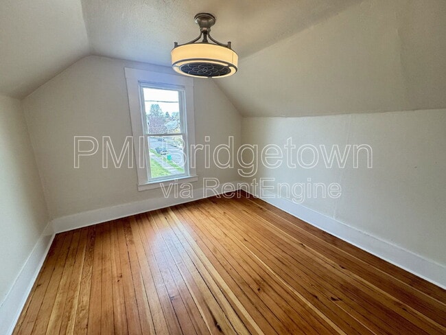 Building Photo - 834 NE Shaver St