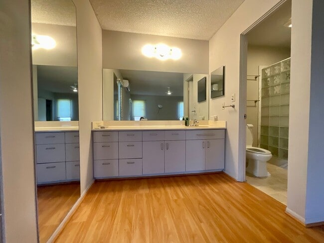 Building Photo - Spacious & Desirable 4/2/2 Single Family H...
