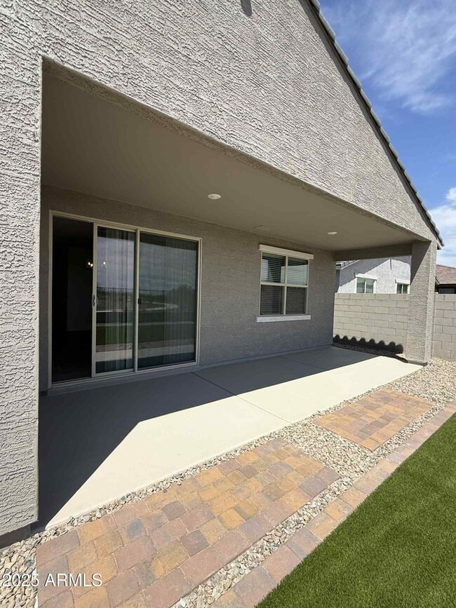 Building Photo - 15995 W Honeysuckle Dr