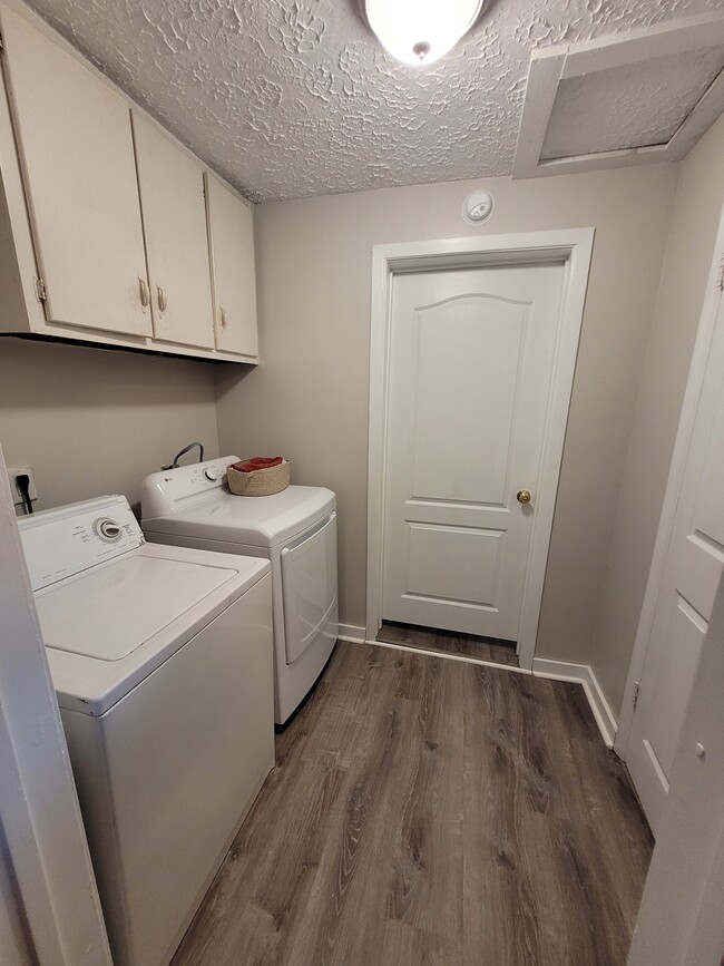 Building Photo - 2455 Woodbine Ave