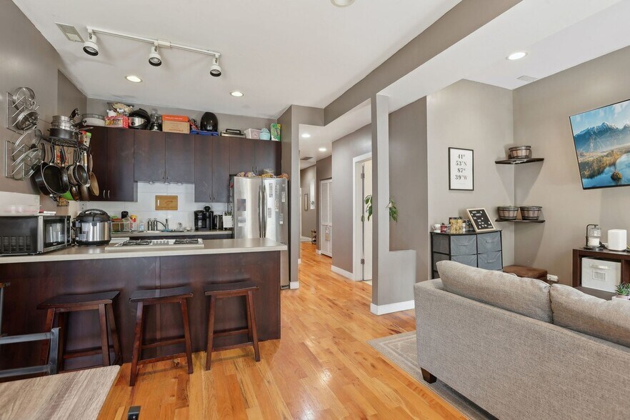 2R - 1463 W Huron St