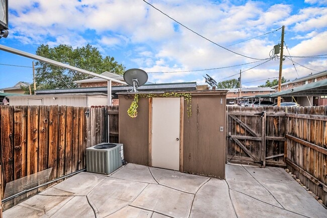 Building Photo - Spacious 2 bedroom home in the heart of Ha...
