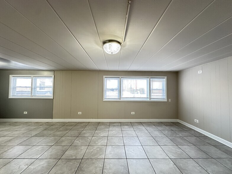 Building Photo - 9632 Ivanhoe Ave